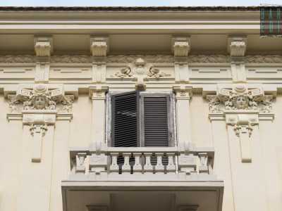 Gli ultimi due livelli sono scanditi da un ordine gigante di paraste, sormontate da capitelli decorati, volute squadrate e volti di figure maschili al centro
